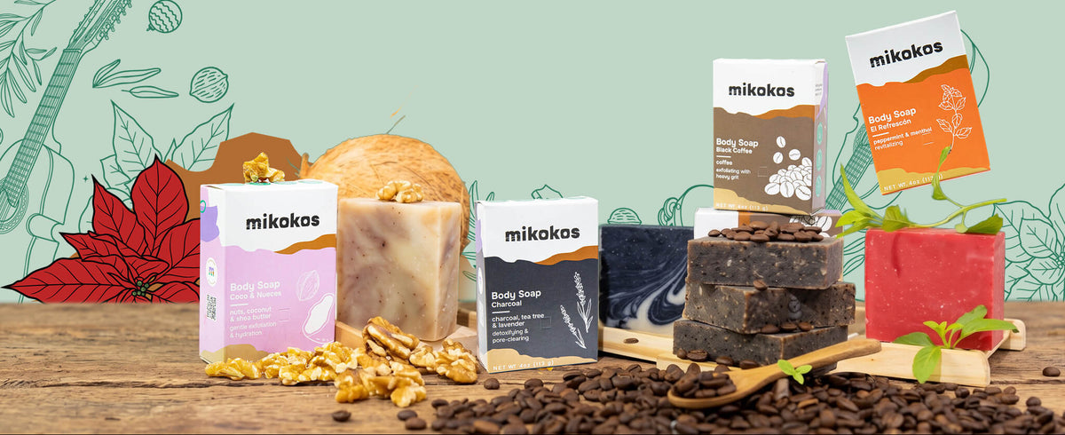 Jabones corporales Mikokos de Coco & Nueces, Charcoal, Black Coffee y El Refrescón junto a nueces, coco y granos de café, con ilustraciones navideñas de flor de pascua y cuatro