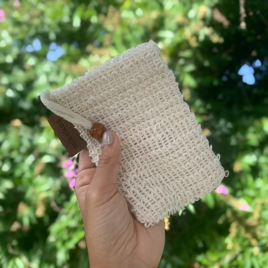 Bolsita Exfoliante de Fibra de Agave en la mano
