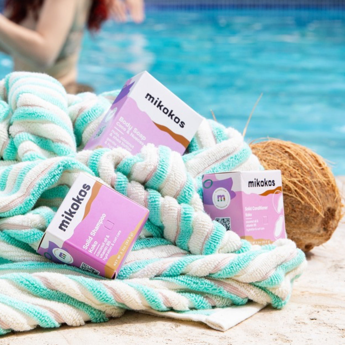 Bundle Koko de Mikokos junto a una piscina con amigas disfrutando de fondo