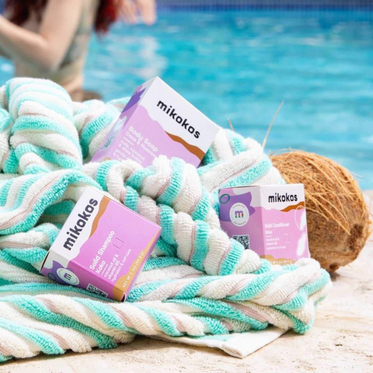 Bundle Koko de Mikokos junto a una piscina con amigas disfrutando de fondo