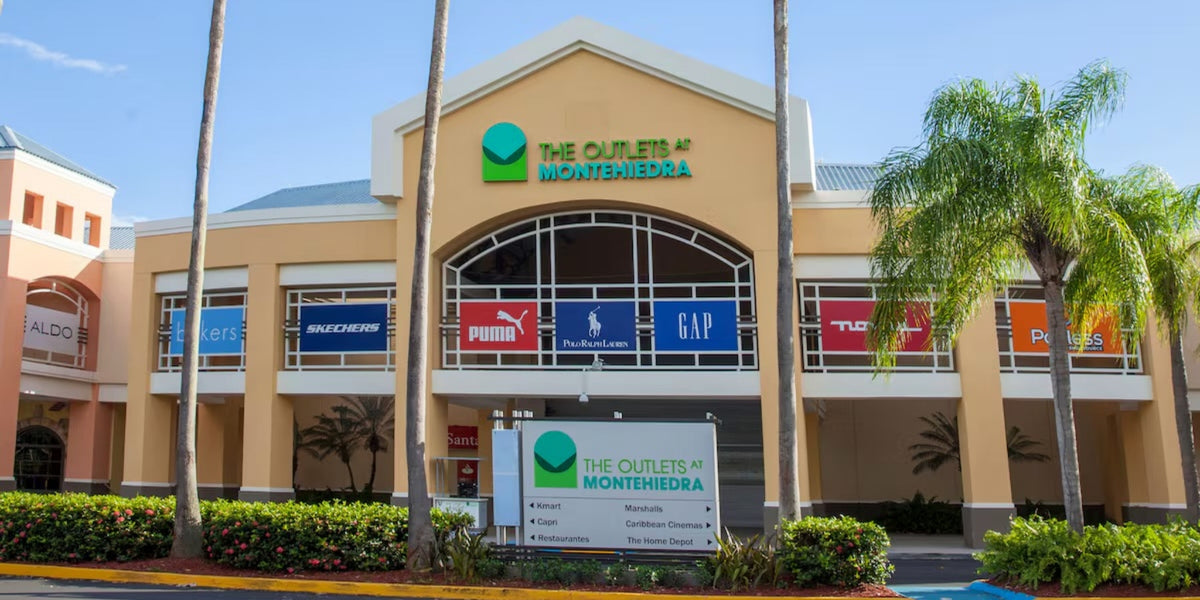 Fachada exterior de The Outlets at Montehiedra en Puerto Rico