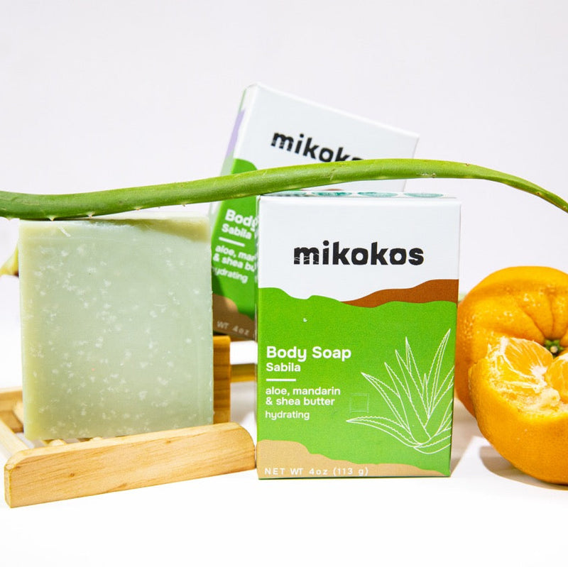 Jabón de Sábila junto a hojas de aloe fresco y mandarina